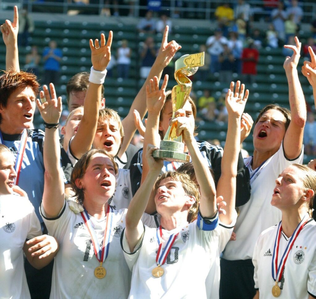 Team 2003 mit WM Pokal